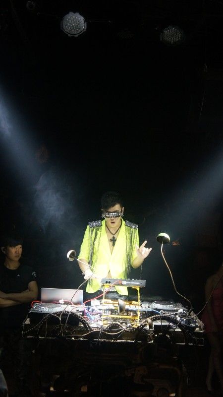 男人的泪在角落的主播照片