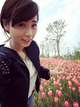 向日葵下的小花花儿主播照片