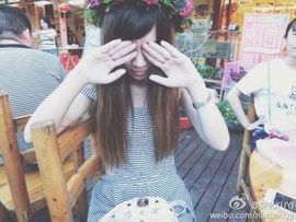 向日葵下的小花花儿主播照片