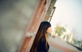 向日葵下的小花花儿主播照片