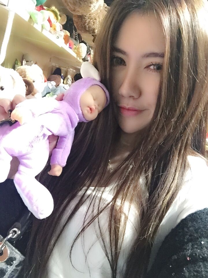 粉裙摆的主播照片