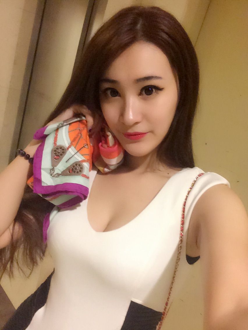 白妹yiiiღ主播照片