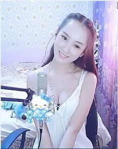 伸懒腰主播照片