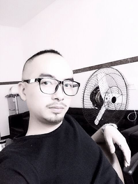 幽默小胡子主播照片