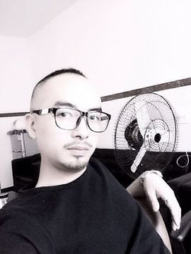 幽默小胡子主播照片