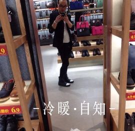 幽默小胡子主播照片