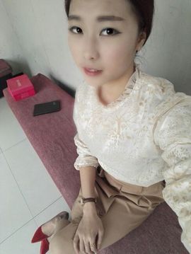 嘻哈璐璐主播照片