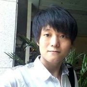 灯塔的光，划破浓雾。