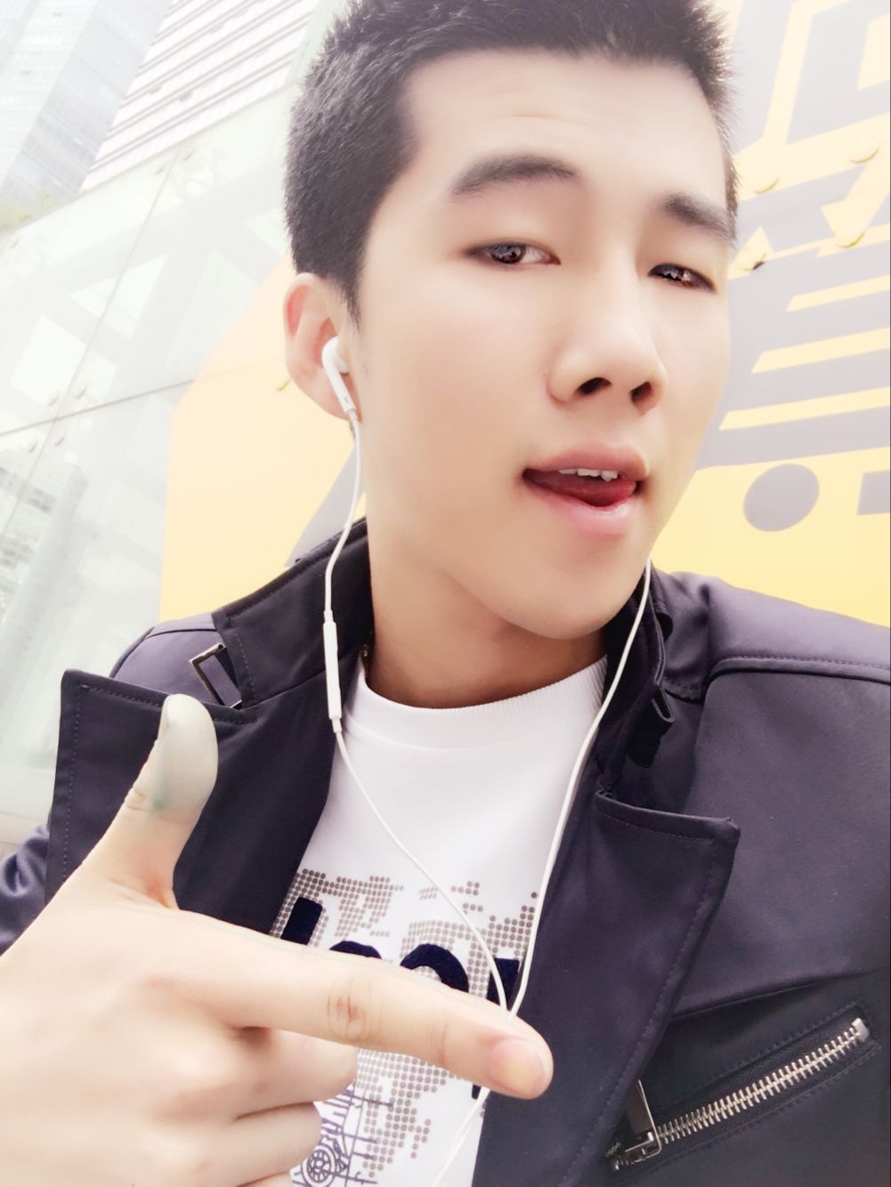 ℡疯疯癫癫的主播照片