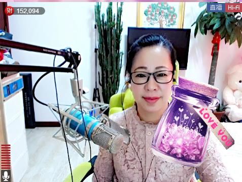 魅力女人唱民歌的图片