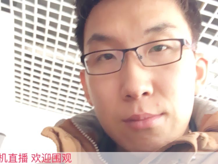 呼吸着新鲜空气的主播照片