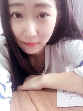 两个长得一样的猴子主播照片