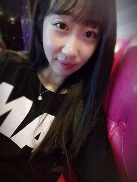 两个长得一样的猴子主播照片