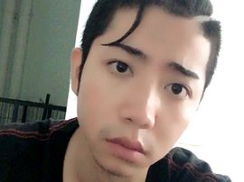 扯着嗓子唱着歌主播照片