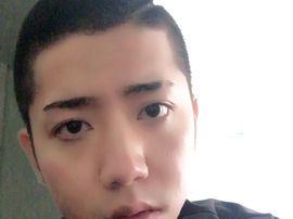 扯着嗓子唱着歌主播照片