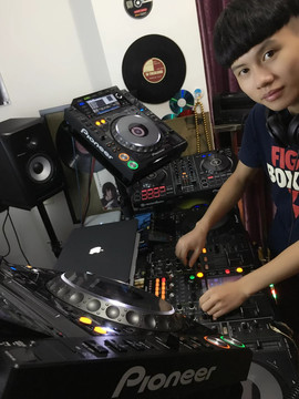 潮牌DJ小俊么么主播照片