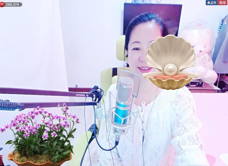 魅力女人唱民歌的图片