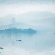 草原上的一只雄鹰海报