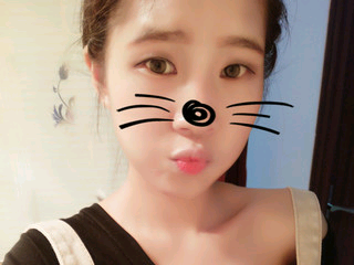 在雨中f5的主播照片