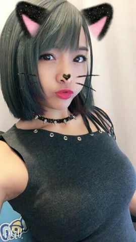 孔威威主播照片
