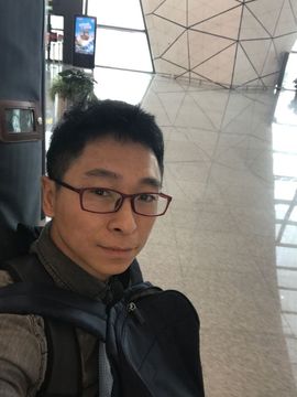 船长弹吉他主播照片