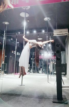 AIじ爱可儿主播照片