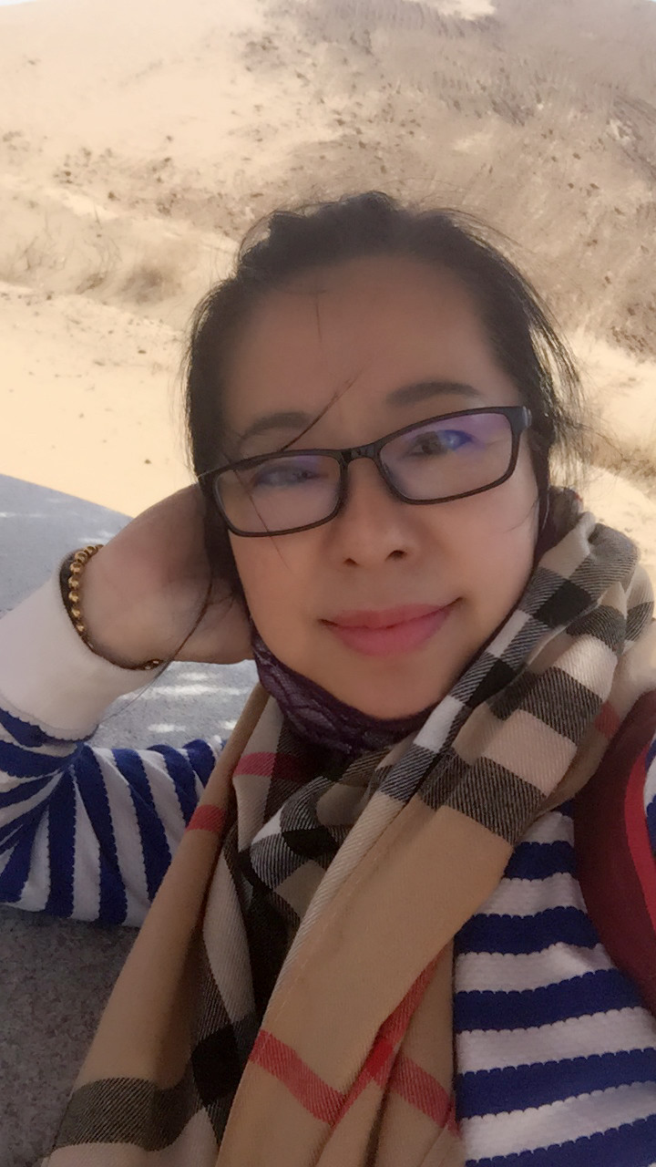 魅力女人唱民歌的图片