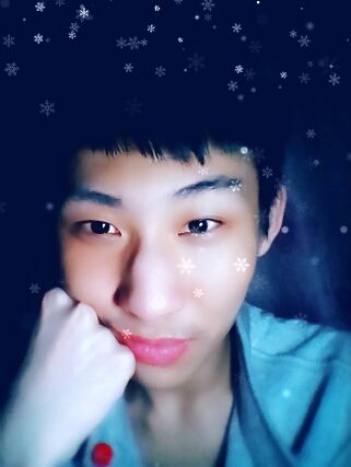 知足常乐在唱歌的主播照片