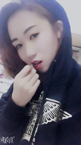 郭上听主播照片