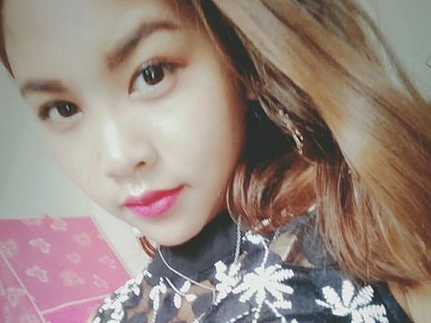 天使👼露露海报