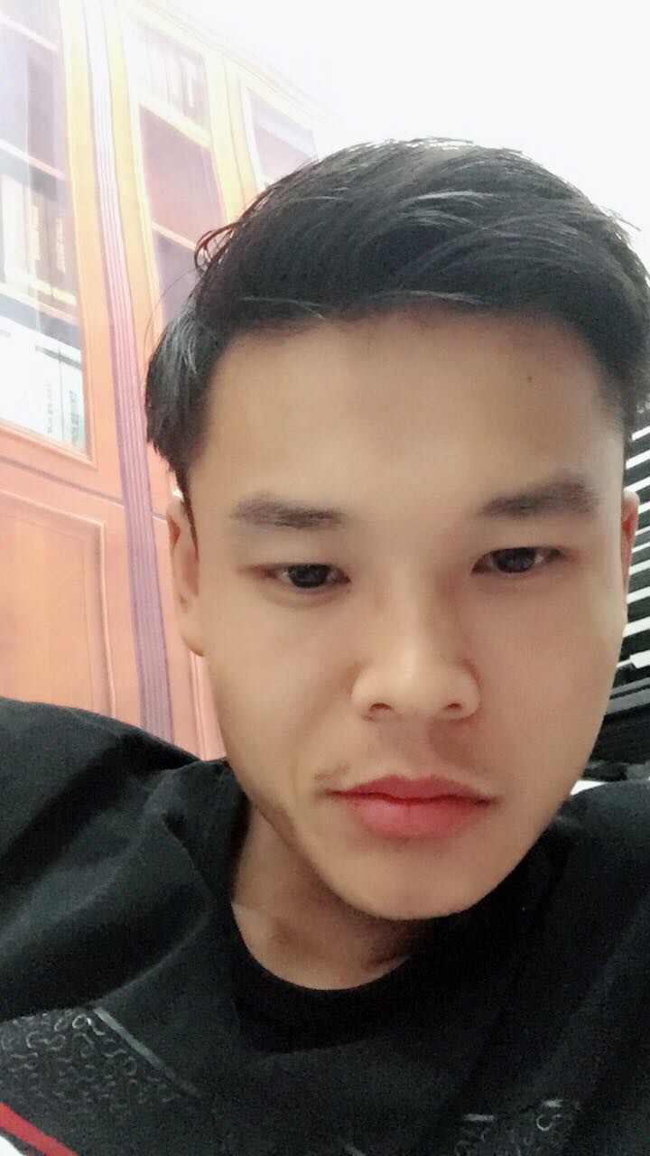 -风雨中抱紧自由的主播照片