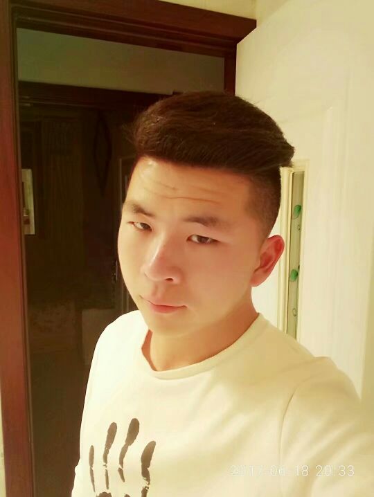 没伞的孩子拼命跑的主播照片