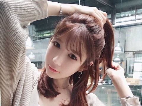 黄baby海报