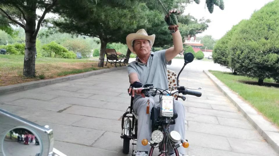 一个人吹海风的主播照片
