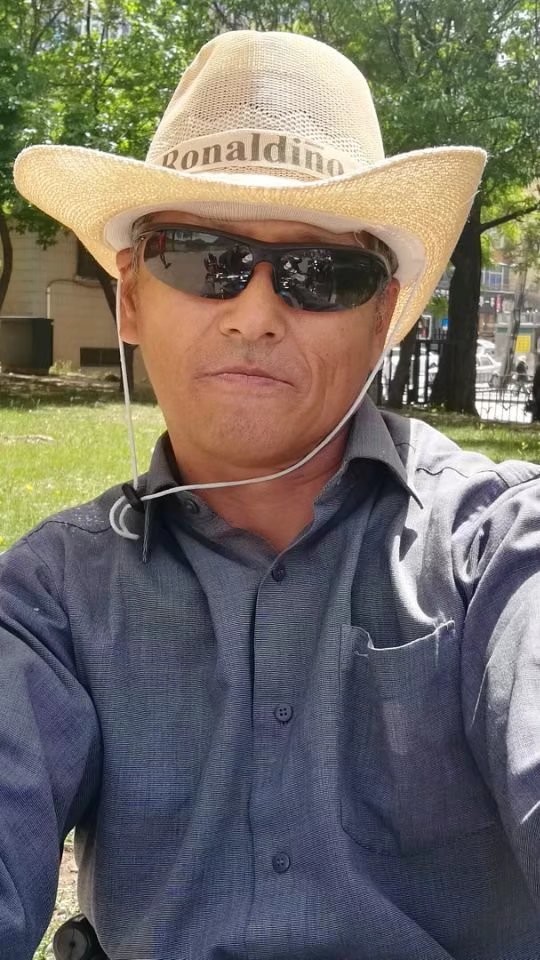 一个人吹海风的主播照片