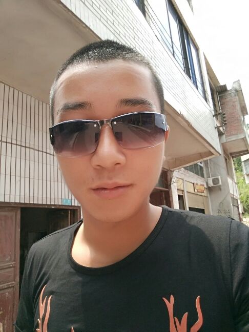 伍神龙保平安的主播照片