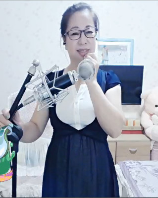 魅力女人唱民歌的图片