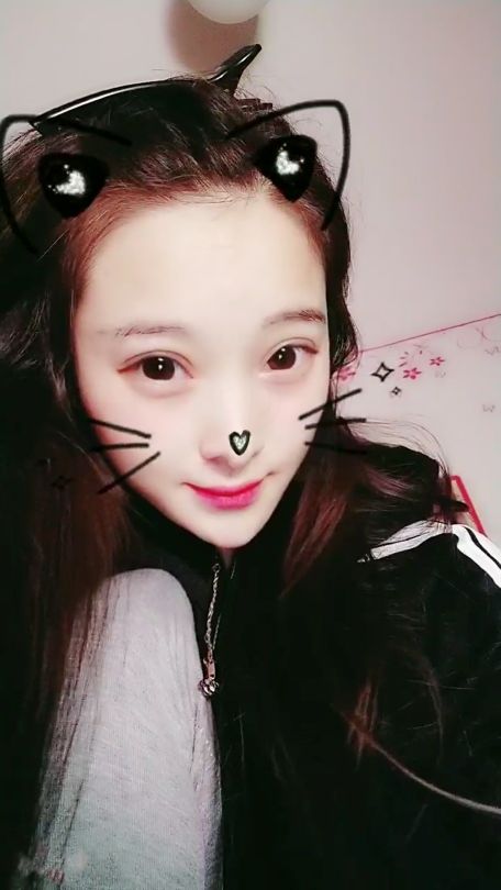 @欠吃土的主播照片
