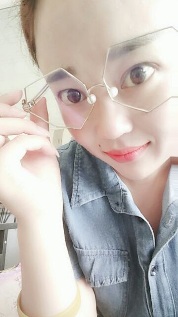 保护视力偷瞄帅哥的主播照片