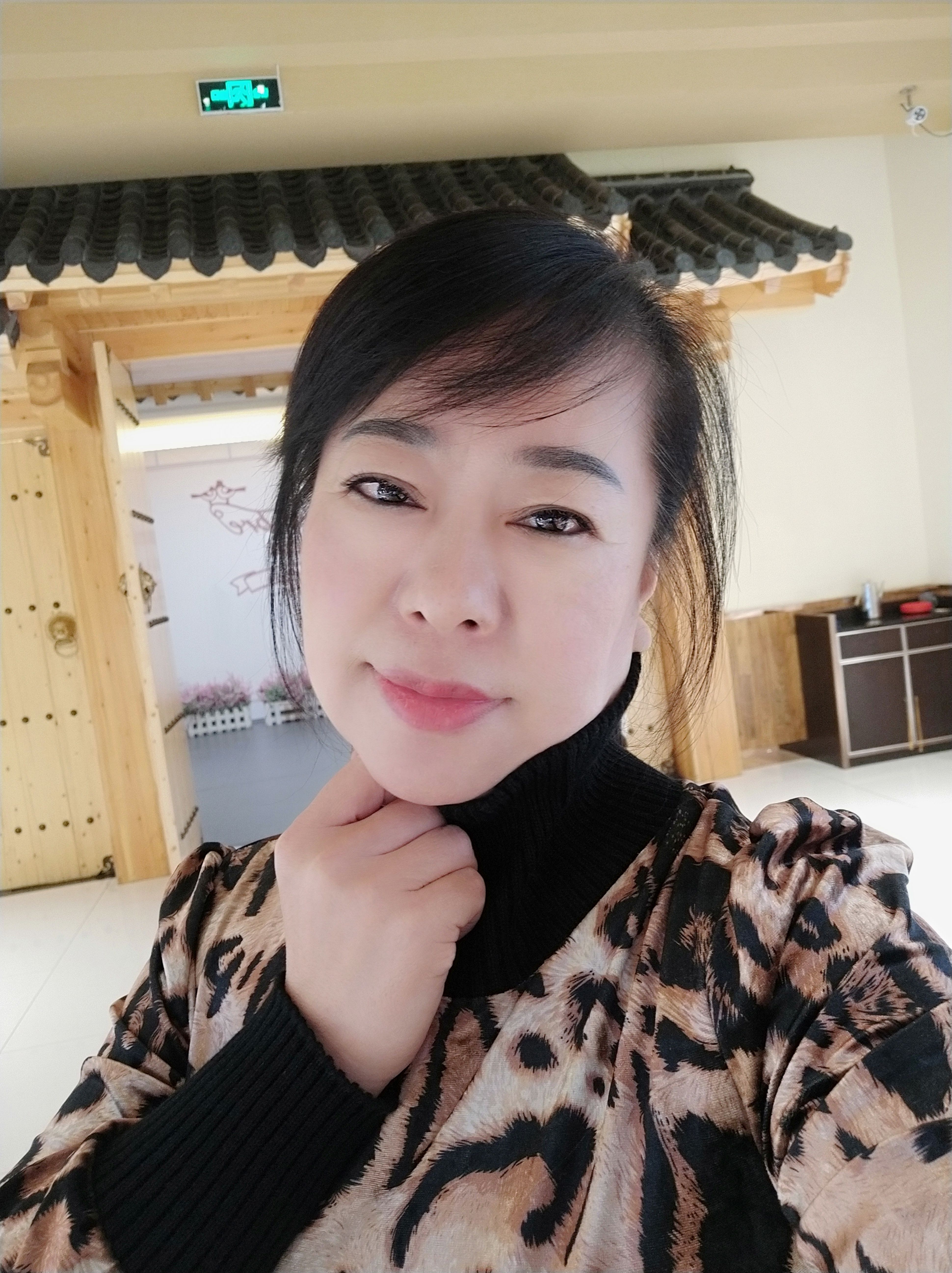 魅力女人唱民歌的图片