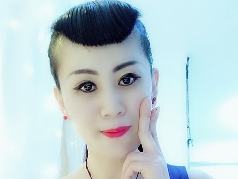 彩云💕飘飘海报