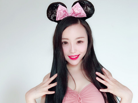 小琦琦琦v海报