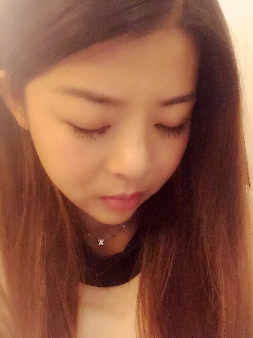 撒粮食的主播照片