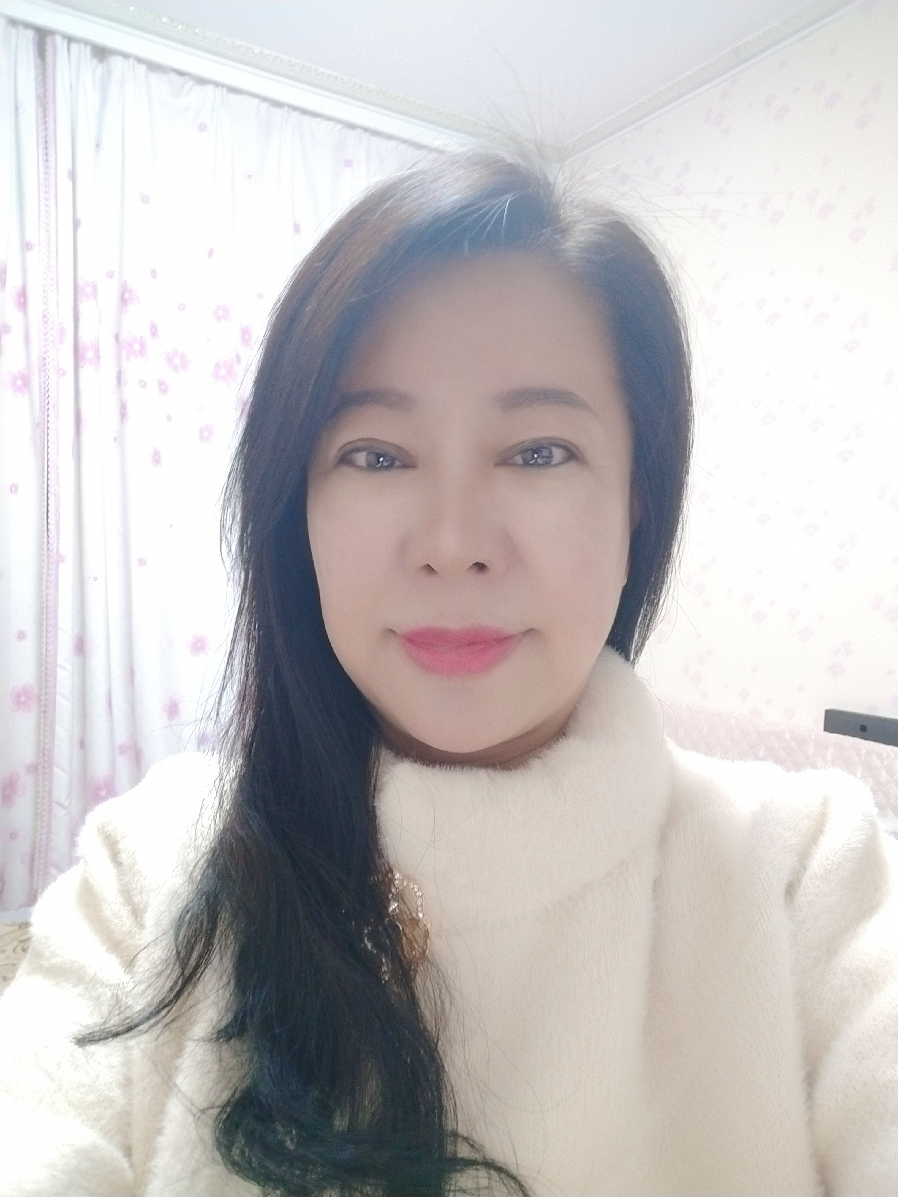 魅力女人唱民歌的图片