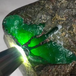 玉翡翠珠宝主播照片