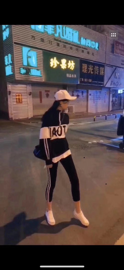 憨憨蕾暂休主播照片