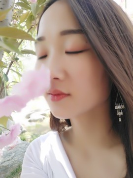 凌菲唱情歌主播照片
