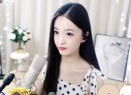 打瞌睡的扇子主播照片