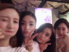 打瞌睡的扇子主播照片