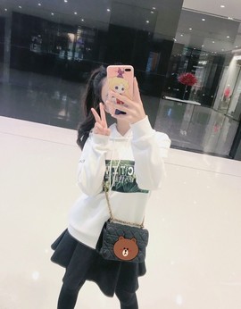 打瞌睡的扇子主播照片